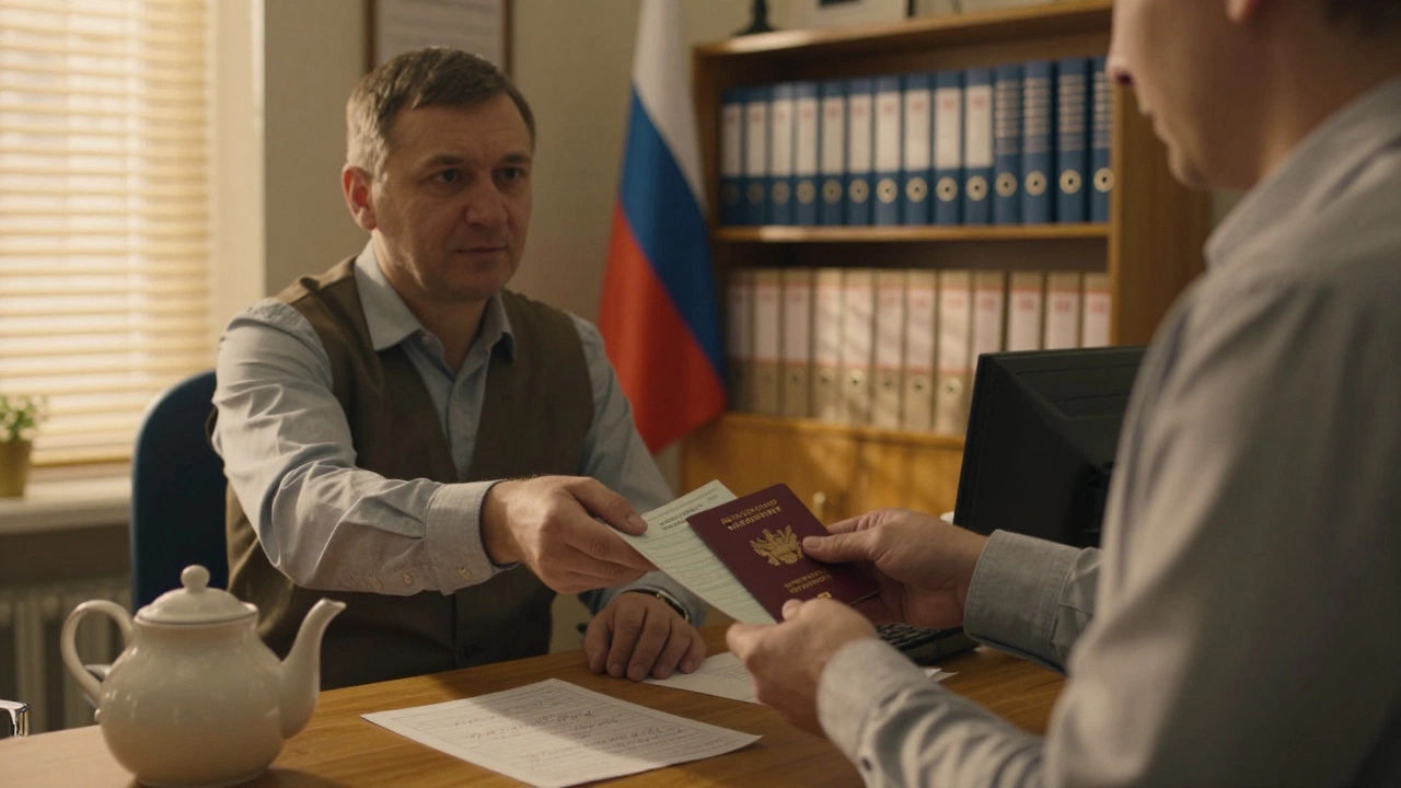 Человек передаёт документы в кредитный кооператив в офисе в Сибири.